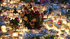 Blumen und Kerzen in der Nähe des Tatorts einer Schießerei in einer Volkshochschule am Rande von Orebro, Schweden, Donnerstag, 6. Februar 2025.