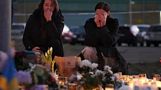 Πολίτες πενθούν για τα 11 θύματα του μακελειού στο Έρεμπρο