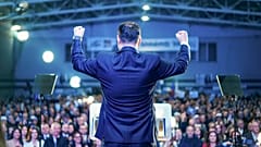 Ο Lumir Abdixhiku απευθύνεται στους υποστηρικτές του κατά τη διάρκεια προεκλογικής συγκέντρωσης