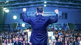 Ο Lumir Abdixhiku απευθύνεται στους υποστηρικτές του κατά τη διάρκεια προεκλογικής συγκέντρωσης
