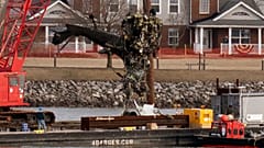 Yolcu uçağıyla çarpışan Black Hawk helikopterinin enkazı Potomac Nehri'nden çıkarılıyor, 6 Şubat 2025.
