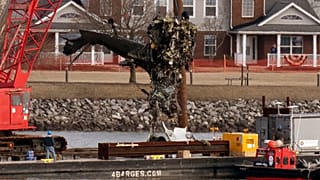 Yolcu uçağıyla çarpışan Black Hawk helikopterinin enkazı Potomac Nehri'nden çıkarılıyor, 6 Şubat 2025.