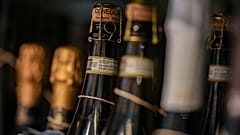 Prosecco-Flaschen stehen aufgereiht in einem Regal einer Weinhandlung in Rom, Donnerstag, 6. Februar 2025. (AP Photo/Andrew Medichini)