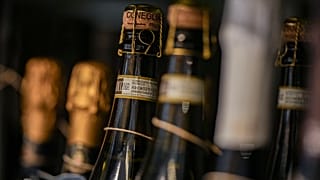 Prosecco-Flaschen stehen aufgereiht in einem Regal einer Weinhandlung in Rom, Donnerstag, 6. Februar 2025. (AP Photo/Andrew Medichini)