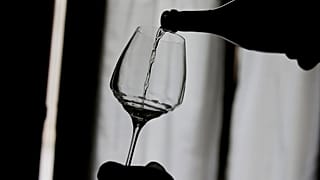 El viticultor Adelino Pizzobon derrama una botella de Prosecco durante una cata de vinos en la finca Case Paolin, en Volpago del Montello, Italia, 15 de octubre de 2018