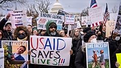 Demonstranten und Gesetzgeber demonstrieren gegen Präsident Donald Trump und seinen Verbündeten Elon Musk, da sie die Bundesregierung stören und unter anderem die US-Behörde auflösen.