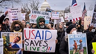 Manifestantes e legisladores reúnem-se contra o Presidente Donald Trump e o seu aliado Elon Musk enquanto perturbam o governo federal, incluindo o desmantelamento da Agência dos EUA.
