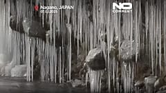Majestuosas cortinas de hielo cuelgan de la orilla de un río en la prefectura de Nagano, en el centro de Japón, sorprendiendo a los turistas.