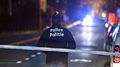 Bir polis memuru, 2 Mart 2017 Perşembe günü Brüksel'in merkezinde şüpheli bir aracın incelenmesi sırasında kordonda duruyor.