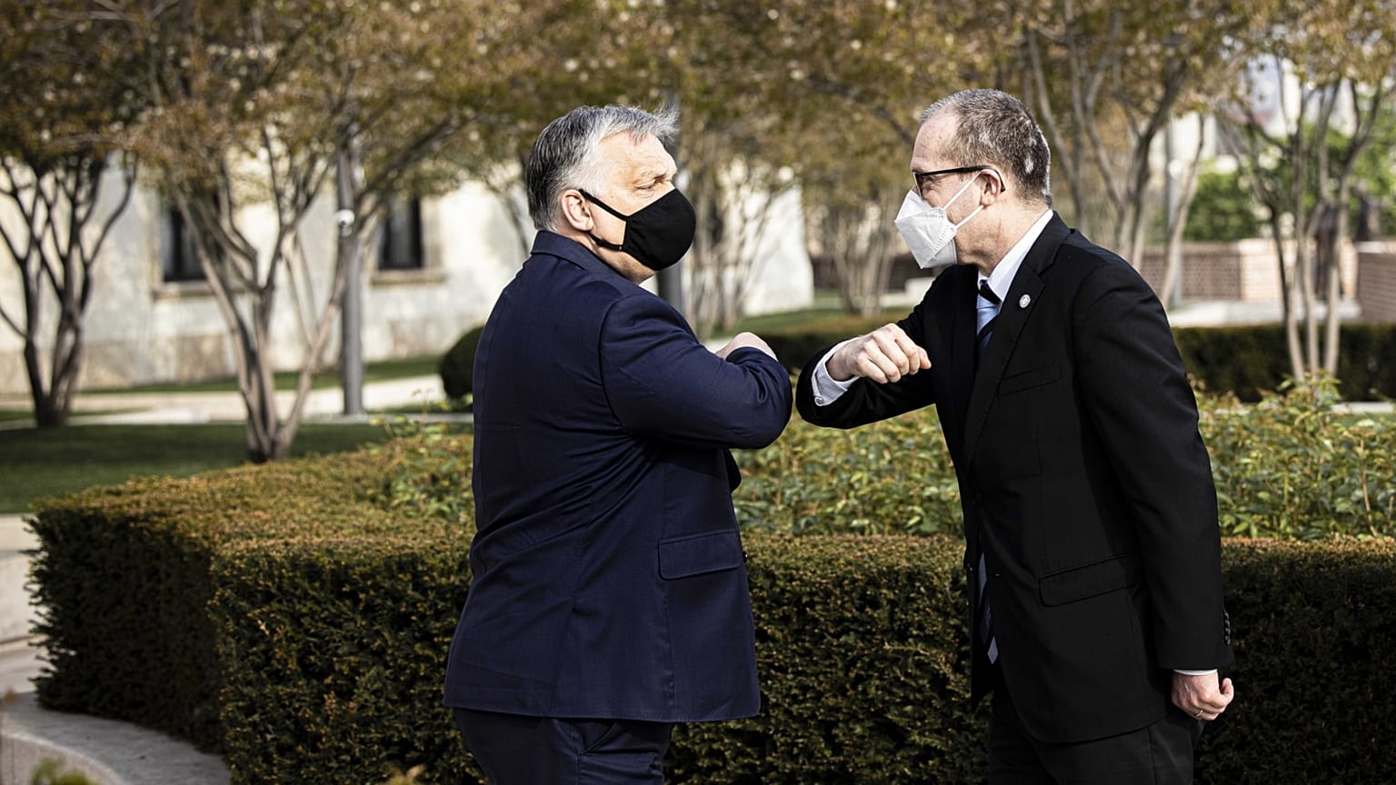 abril de 2021: Viktor Orbán encontra-se com o Diretor-Geral da OMS, Hans Kluge, no Mosteiro das Carmelitas