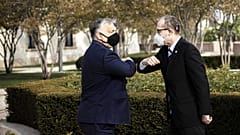 abril de 2021: Viktor Orbán encontra-se com o Diretor-Geral da OMS, Hans Kluge, no Mosteiro das Carmelitas