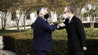abril de 2021: Viktor Orbán encontra-se com o Diretor-Geral da OMS, Hans Kluge, no Mosteiro das Carmelitas