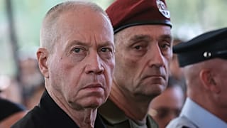 وزير الدفاع الإسرائيلي آنذاك يوآف غالانت في مقبرة جبل هرتزل العسكرية في القدس، إسرائيل الأحد 27 أكتوبر 2024
