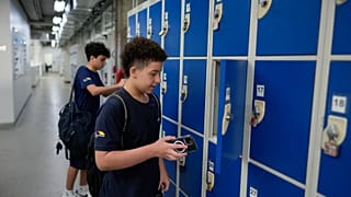 Sao Paulo'daki Porto Seguro Okulu'nda kampüste cep telefonu kullanımını kısıtlayan yeni yasa kapsamında öğrenciler derse giderken cep telefonlarını kilitli dolaplara koyuyor, 6 Şubat 2025, Perşembe