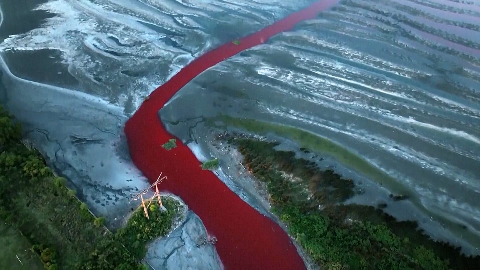 Fluss in Argentinien färbt sich rot