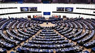 Νομοθέτες συγκεντρώνονται κατά τη διάρκεια συνεδρίασης στο Ευρωπαϊκό Κοινοβούλιο.