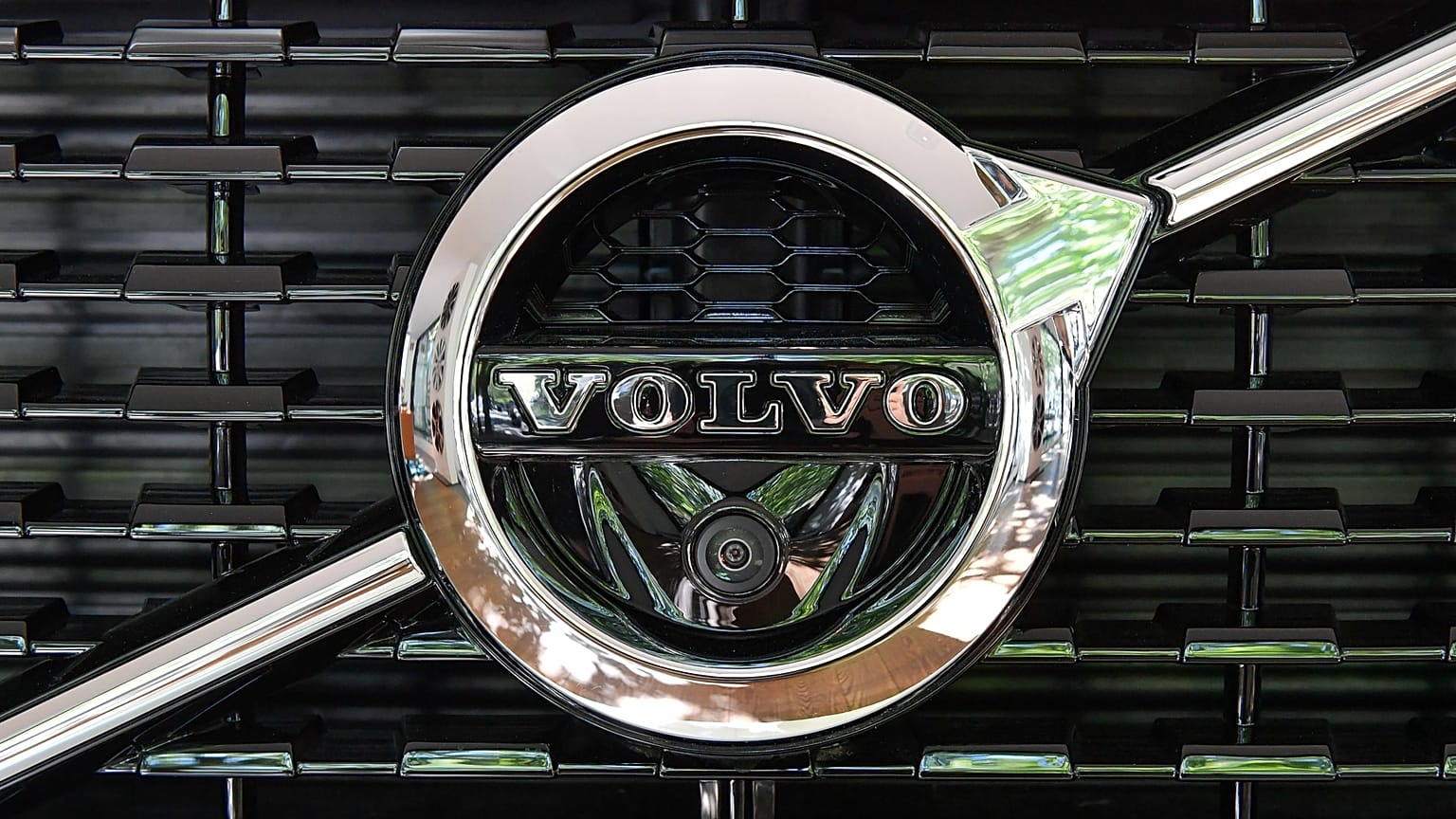 5 Temmuz 2017 tarihli bu dosya fotoğrafında, İsveç'in başkenti Stockholm'deki Volvo Cars Showroom'da bir aracın üzerinde Volvo logosu görülüyor. 
