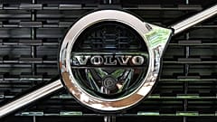 5 Temmuz 2017 tarihli bu dosya fotoğrafında, İsveç'in başkenti Stockholm'deki Volvo Cars Showroom'da bir aracın üzerinde Volvo logosu görülüyor. 