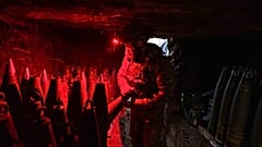 Ein ukrainischer Soldat der 148. Artilleriebrigade bereitet 155-mm-Granaten für eine Haubitze M777 vor, bevor er sie auf russische Stellungen an der Frontlinie abfeuert.