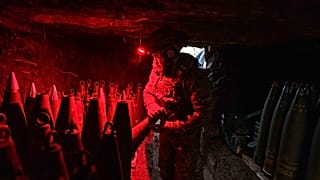 148. topçu tugayından Ukraynalı bir asker, cephe hattındaki Rus mevzilerine ateş etmeden önce bir M777 obüsü için 155 mm top mermisi hazırlıyor.