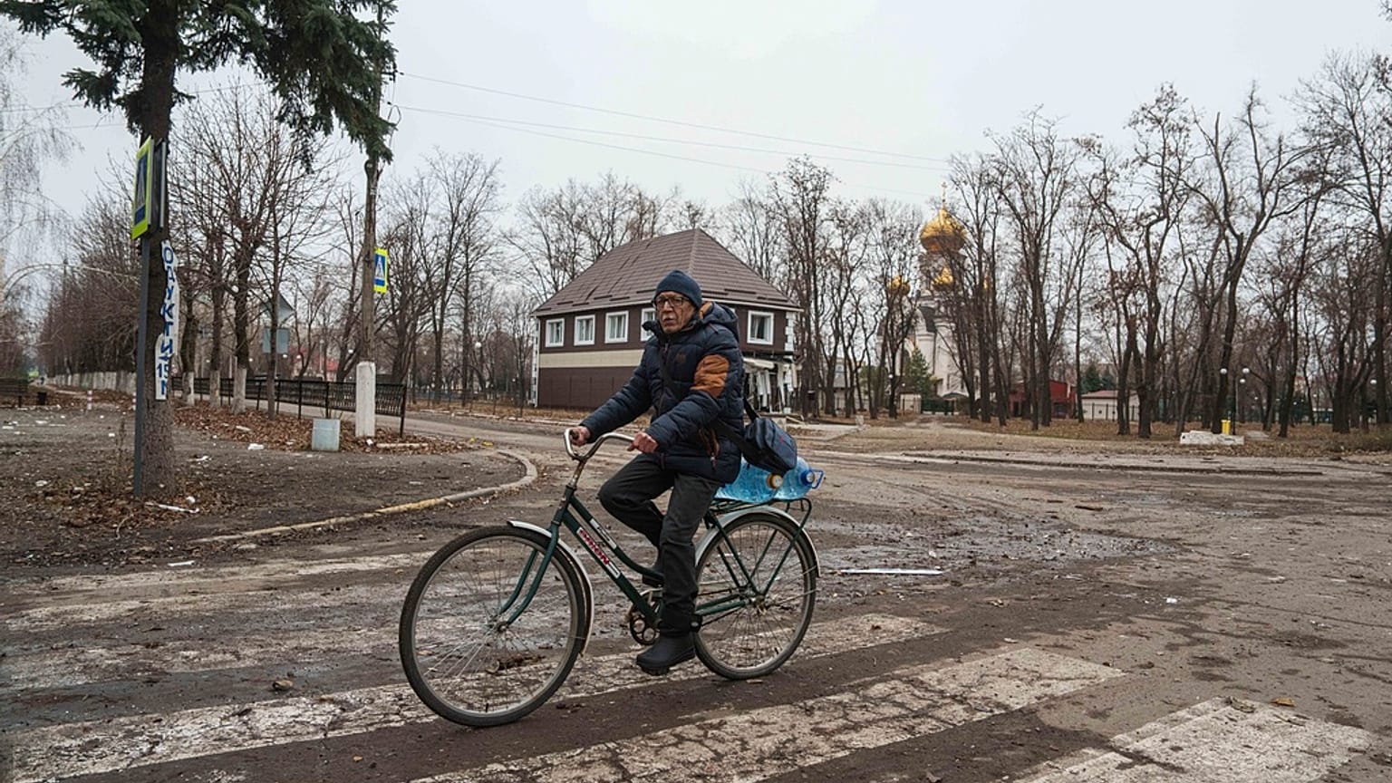 Un homme fait du vélo dans le centre-ville de Pokrovsk, en Ukraine, le 21 décembre 2024.
