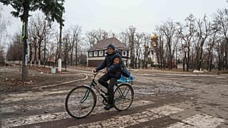 Un homme fait du vélo dans le centre-ville de Pokrovsk, en Ukraine, le 21 décembre 2024.