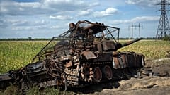 Ein zerstörter russischer Panzer liegt am Straßenrand in der Nähe der Stadt Sudzha, Russland, in der Region Kursk, 16. August 2024