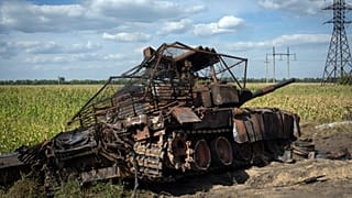 İmha edilmiş bir Rus tankı, Rusya'nın Kursk bölgesindeki Sudzha kasabası yakınlarında yol kenarında duruyor, 16 Ağustos 2024