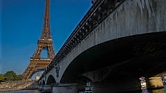 Pont d' Iena, 1 Haziran 2023 Perşembe günü Paris'teki Eyfel Kulesi ile birlikte fotoğraflandı. 