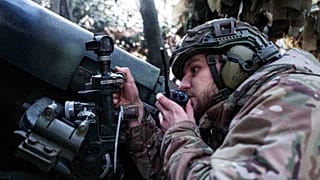 Soldat ukrainien s'apprêtant à tirer une roquette