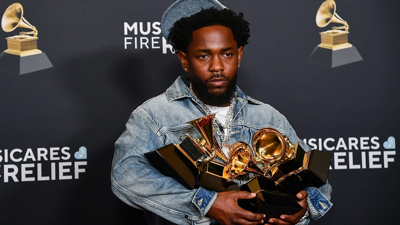 Kendrick Lamar mit seinen Grammys. Los Angeles, 2. Februar 2025