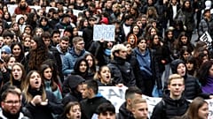 A két évvel ezelőtti vonattragédia miatt tüntető görög diákok Athénban 2025. február 7-én.