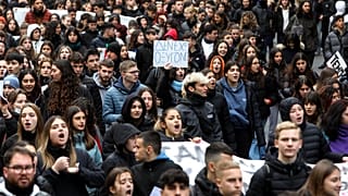 A két évvel ezelőtti vonattragédia miatt tüntető görög diákok Athénban 2025. február 7-én.