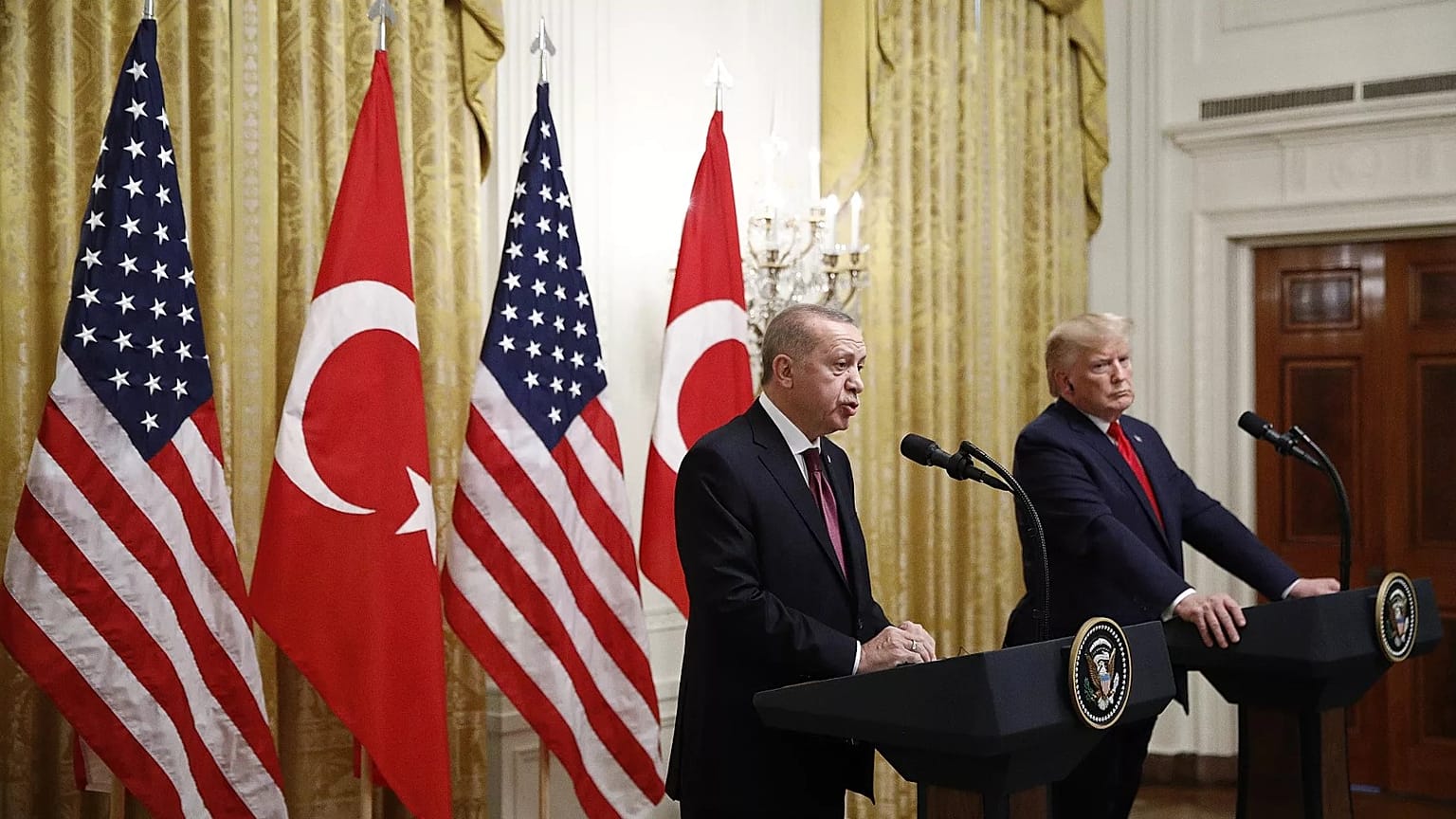 Cumhurbaşkanı Recep Tayyip Erdoğan, Beyaz Saray'da ABD'nin o dönemki Başkanı Donald Trump ile beraber, 13 Kasım 2019
