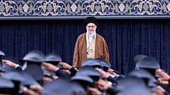 İran'ın Dini Lideri Ayetullah Ali Hamaney, Tahran'da hava kuvvetleri subaylarıyla bir araya geldi, 7 Şubat 2025