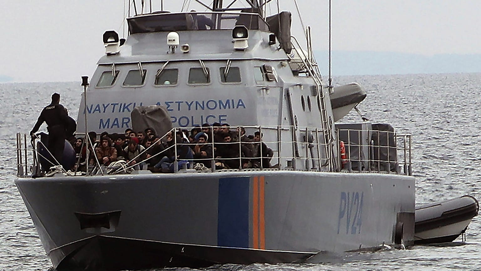 FILE: Migranci na pokładzie statku patrolowego cypryjskiej policji morskiej u południowo-wschodniego wybrzeża Morza Śródziemnego w Protaras na Cyprze, 14 stycznia 2020 r.