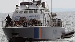 DOSYA: Akdeniz ada ülkesi Kıbrıs'ın güneydoğu kıyısı Protaras açıklarında bir Kıbrıs deniz polisi devriye gemisindeki göçmenler, 14 Ocak 2020