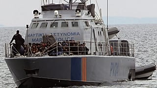 FILE: Migranci na pokładzie statku patrolowego cypryjskiej policji morskiej u południowo-wschodniego wybrzeża Morza Śródziemnego w Protaras na Cyprze, 14 stycznia 2020 r.