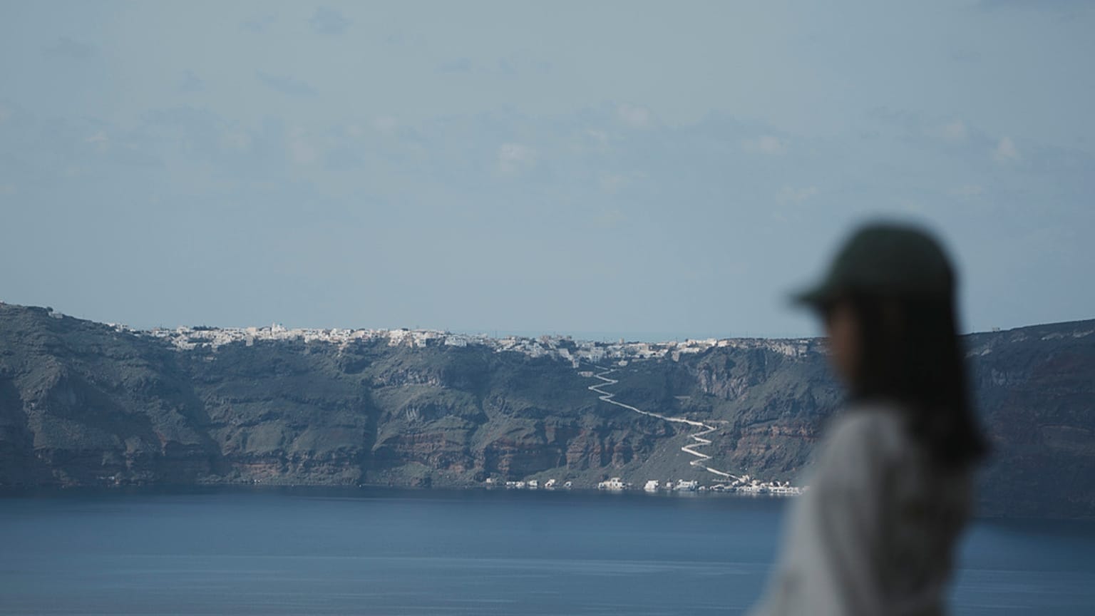 Ege Denizi'ndeki popüler seyahat destinasyonu Santorini adasında bir turist, 3 Şubat 2025