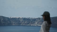Ege Denizi'ndeki popüler seyahat destinasyonu Santorini adasında bir turist, 3 Şubat 2025