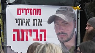 Unter Tränen entschuldigte sich die Mutter des Soldaten bei ihrem verstorbenen Sohn dafür, dass er nicht in die erste Phase des Geiselabkommens einbezogen wurde. 