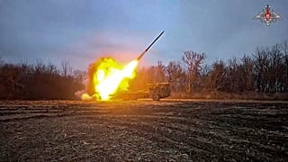 Un lanciarazzi multiplo semovente russo viene sparato verso una posizione ucraina in una località non rivelata nella zona di confine della regione di Kursk, 6 febbraio 2025.