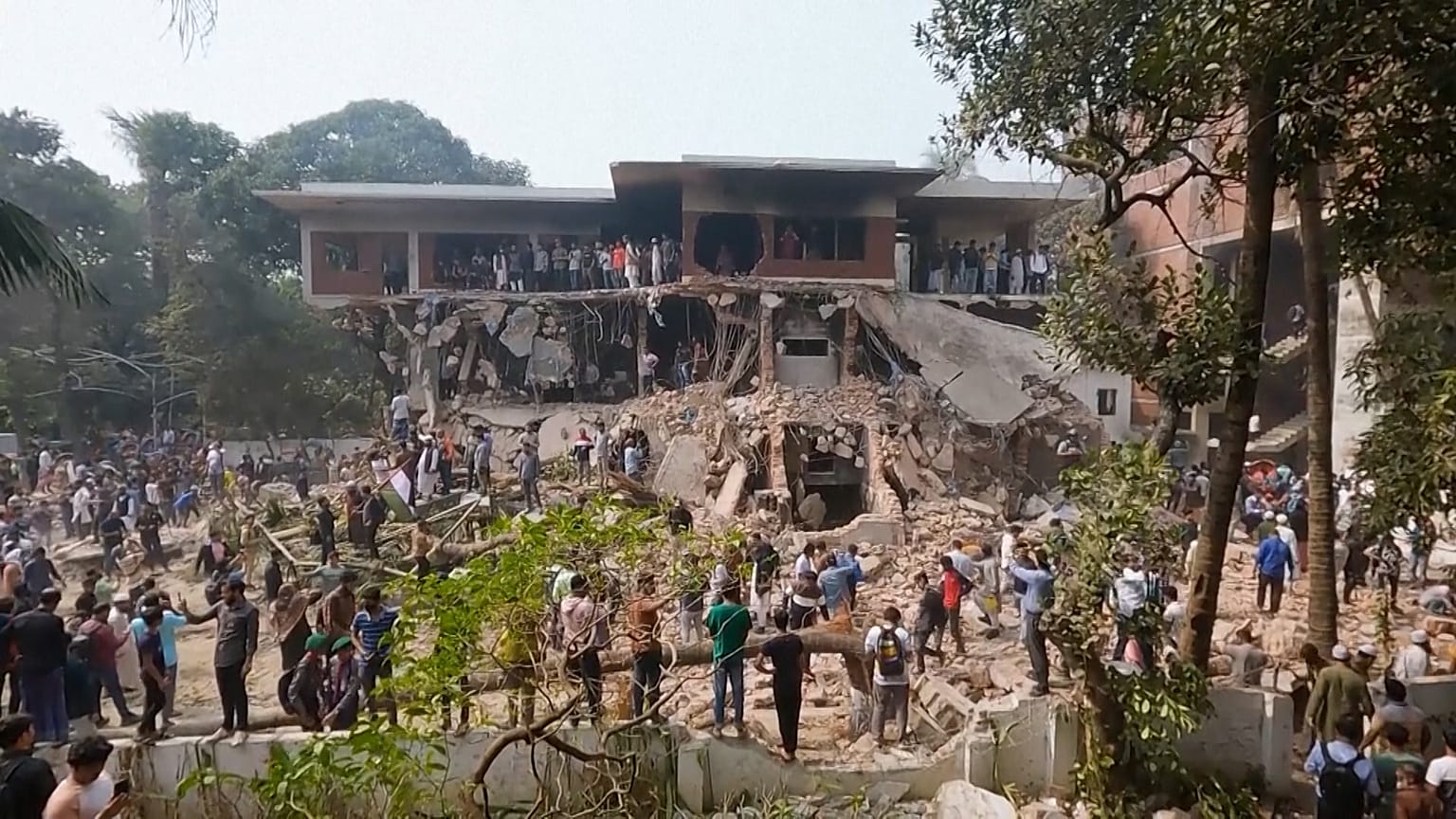 En Bangladesh, los manifestantes siguen demoliendo la casa familiar de la ex primera ministra Sheikh Hasina.