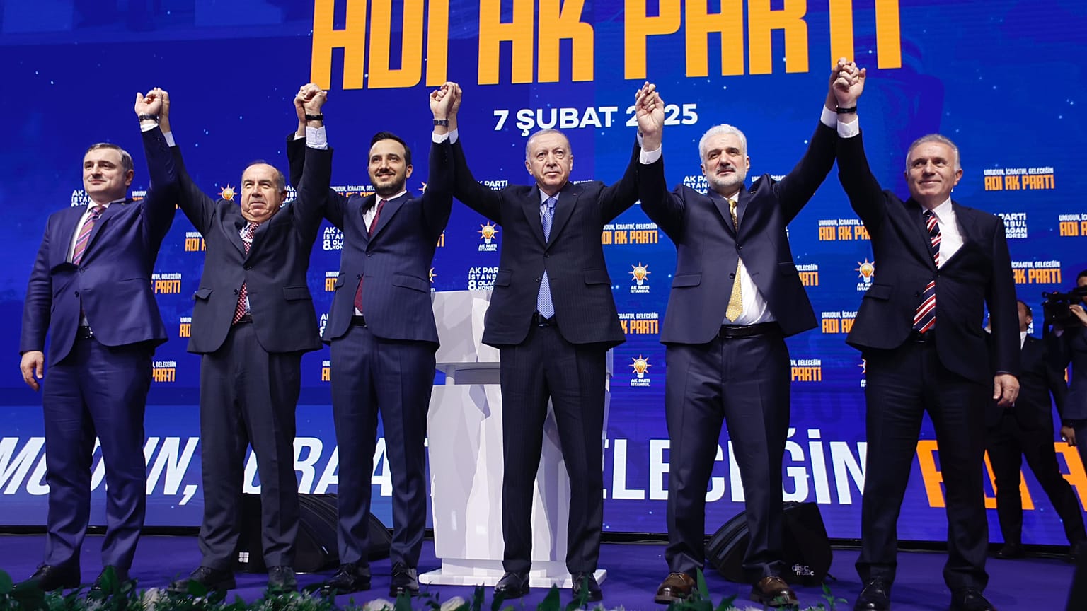 AK Parti İstanbul İl Kongresi sırasında Recep Tayyip Erdoğan, Abdullah Özdemir (solda), Osman Nuri Kabaktepe (sağda) birlikte, 7 Şubat 2025