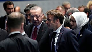 Cumhurbaşkanı Recep Tayyip Erdoğan, İspanya'daki NATO zirvesinde Fransa Cumhurbaşkanı Emmanuel Macron ile beraber, 29 Haziran 2022