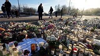 إضاءة الشموع في مكان الحادثة 
