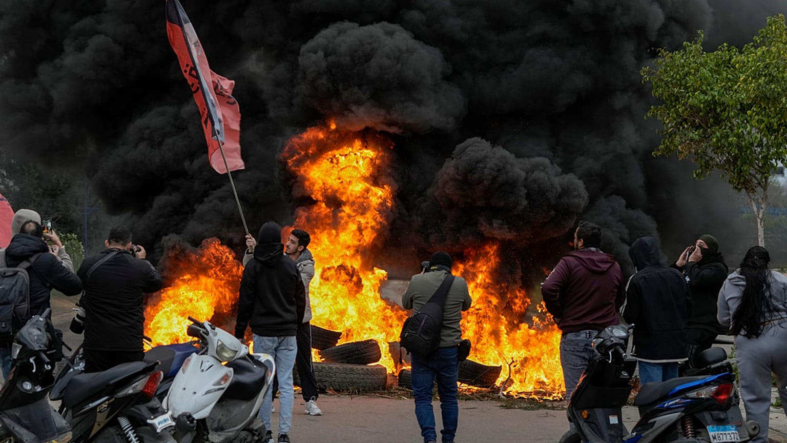 مناصرو حزب الله يغلقون طريقاً مؤدياً إلى المطار خلال احتجاج على تصريحات نائبة المبعوث الأمريكي مورغان أورتاغوس، في بيروت، لبنان، 7 فبراير 2025. 