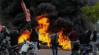 مناصرو حزب الله يغلقون طريقاً مؤدياً إلى المطار خلال احتجاج على تصريحات نائبة المبعوث الأمريكي مورغان أورتاغوس، في بيروت، لبنان، 7 فبراير 2025. 
