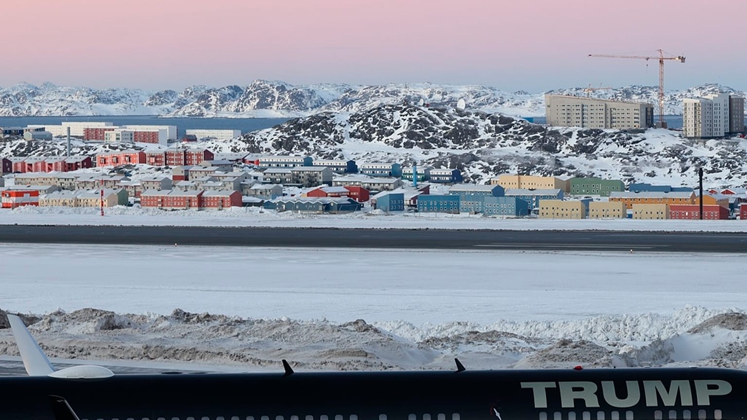Donald Trump Jr.'ı taşıyan bir uçak, 7 Ocak 2025 Salı günü Grönland'ın Nuuk kentine iniyor.