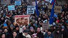 Participantes en una protesta antigubernamental en la Plaza de la Libertad organizada por activistas políticos en Bratislava, 7 de febrero de 2025.